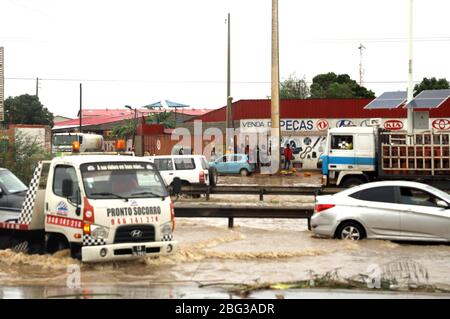 Luanda, Angola. 18 Aprile 2020. I veicoli si dirigano su una strada allagata dopo forti piogge a Luanda, capitale dell'Angola, 18 aprile 2020. Secondo le relazioni locali, le forti piogge che hanno colpito Luanda il 18 aprile hanno provocato 11 morti, 13 dispersi e centinaia di case in molti distretti danneggiati. Credit: Xu Kunpeng/Xinhua/Alamy Live News Foto Stock