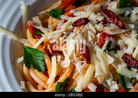 Bucatini vegetariani al pomodoro. Foto Stock