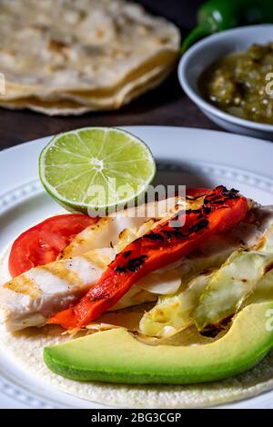 Tacos di pesce mahi alla griglia. Foto Stock