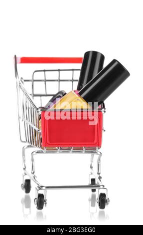 Cosmetici in cart isolati su bianco Foto Stock