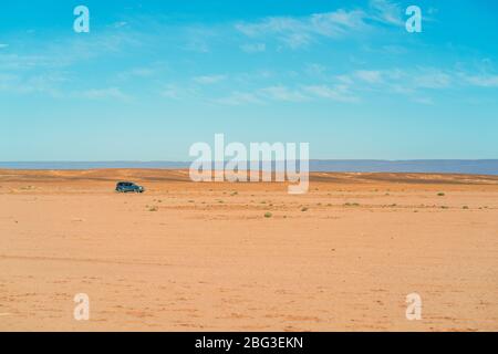 Guida fuori strada attraverso il vasto deserto del Sahara in Marocco, Africa Foto Stock