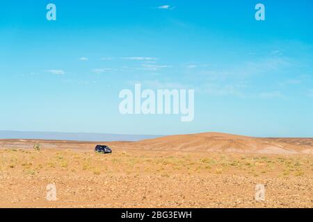 Guida fuori strada attraverso il vasto deserto del Sahara in Marocco, Africa Foto Stock