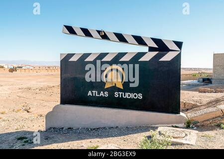 Ouarzazate, Marocco - 18 marzo 2020: Atlas Studios segno di informazioni in forma di clapperboard presso l'ingresso al famoso studio cinematografico Foto Stock