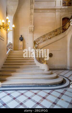 Scala di marmo nella sezione di Richelieu del Musee du Louvre, Parigi, Francia Foto Stock