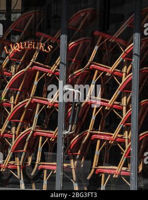 IL CAFE E' TEMPORANEAMENTE CHIUSO A PARIGI Foto Stock