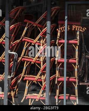 IL CAFE E' TEMPORANEAMENTE CHIUSO A PARIGI Foto Stock