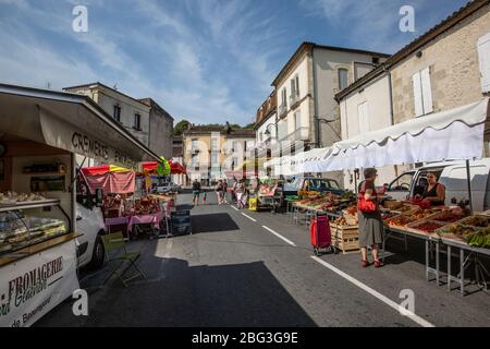 Mercato di strada nella città di Cancon, situato nel dipartimento di Lot-et-Garonne della regione francese Aquitania, Francia, Europa Foto Stock