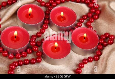 Candele su tessuto dorato primo piano Foto Stock