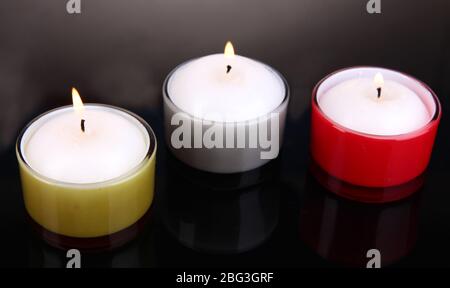 Candele isolate su nero Foto Stock