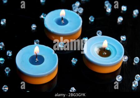 Candele isolate su nero Foto Stock