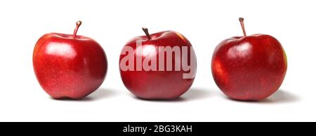 Mele fresche rosse mature isolate su sfondo bianco. Foto Stock