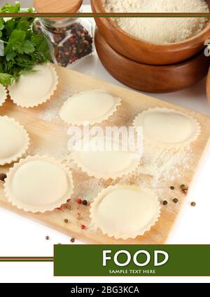 Gnocchi e ingredienti crudi su scrivania in legno, primo piano Foto Stock