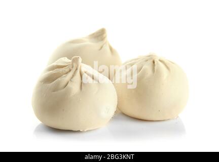 Khinkali crudi, isolati su bianco Foto Stock