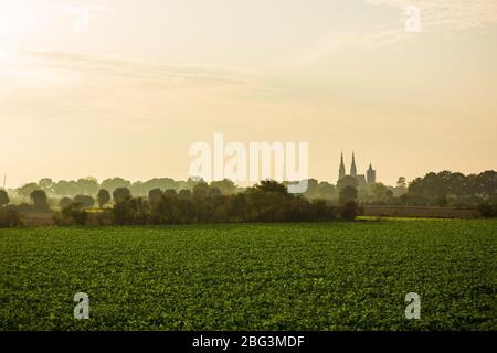 Land van Cuijk, il paesaggio agricolo nel piccolo villaggio Cuijk e sul fiume Meuse, Paesi Bassi sotto un cielo blu. Famoso punto di riferimento turistico fo Foto Stock