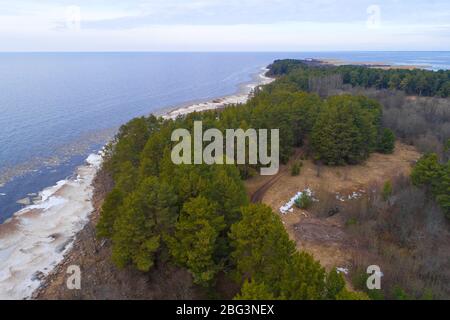 La riva del lago Ladoga in una giornata nuvolosa di marzo. Regione di Leningrado, Russia Foto Stock