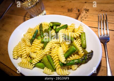 Pasta Fussili con asparagi verdi Foto Stock