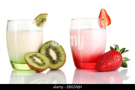 Deliziosi yogurt con frutta in bicchieri isolati su bianco Foto Stock