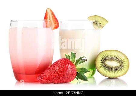 Deliziosi yogurt con frutta in bicchieri isolati su bianco Foto Stock