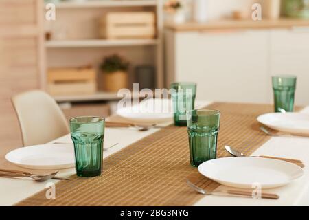 Immagine di sfondo di elegante tavolo che serve set per sei ospiti in cucina minimal interno, spazio copia Foto Stock