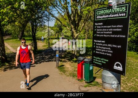 Londra, Regno Unito. 20 aprile 2020. Wandsworth Common è abbastanza tranquillo, ma ci sono segnali che suggeriscono un comportamento appropriato. Il blocco continua per l'epidemia di Coronavirus (Covid 19) a Londra. Credit: Guy Bell/Alamy Live News Foto Stock