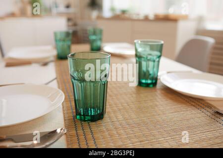 Primo piano di un elegante tavolo che serve set per sei ospiti in cucina interna minimal, spazio per fotocopie Foto Stock