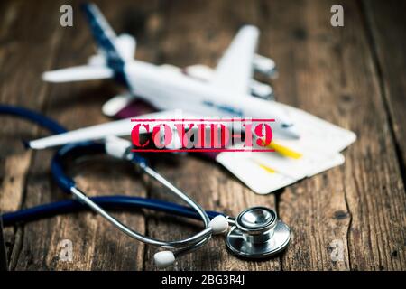 Modello di aereo e chiavi di appartamento con portachiavi a forma di casa.  Cancellazione del volo a causa dell'impatto del concetto COVID-19 di  coronavirus Foto stock - Alamy