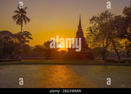 Tramonto nel parco storico della città di Sukhothai. Thailandia Foto Stock