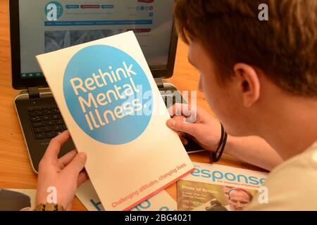 Un giovane uomo che soffre di depressione cerca informazioni su problemi di salute mentale Foto Stock