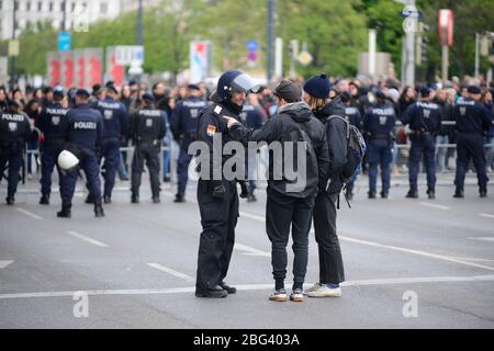 Vienna, Austria. Archivio immagini dal 13 aprile 2019. Unità di polizia austriache a dimostrazione del movimento identitario Austria. Foto Stock