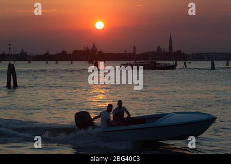 Tramonto in motoscafo sul Lido di Venezia Foto Stock