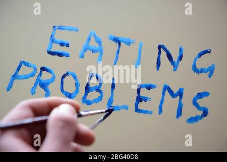 Problemi di mangiare scritti sullo specchio con vernice Foto Stock