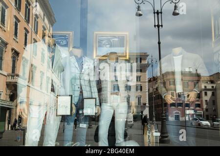 Roma, Italia. 18 Aprile 2020. (4/18/2020) Vista di un negozio di abbigliamento chiuso a Largo Torre Argentina a Roma (Foto di Matteo Nardone/Pacific Press/Sipa USA) Credit: Sipa USA/Alamy Live News Foto Stock