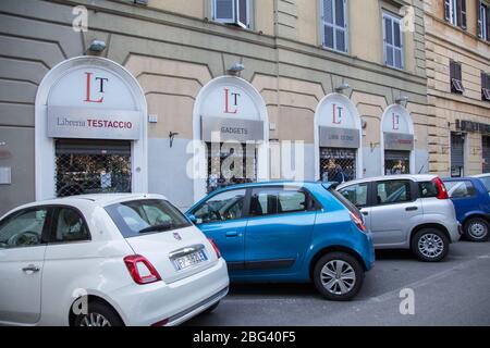 Roma, Italia. 18 Aprile 2020. (4/18/2020) Vista di una libreria chiusa nel quartiere Testaccio a Roma (Foto di Matteo Nardone/Pacific Press/Sipa USA) Credit: Sipa USA/Alamy Live News Foto Stock