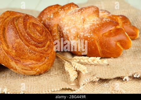 Composizione con ciambelle in cesta di vimini, primo piano Foto Stock