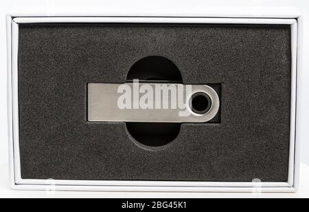 Primo piano di un portafoglio hardware nella confezione Foto Stock