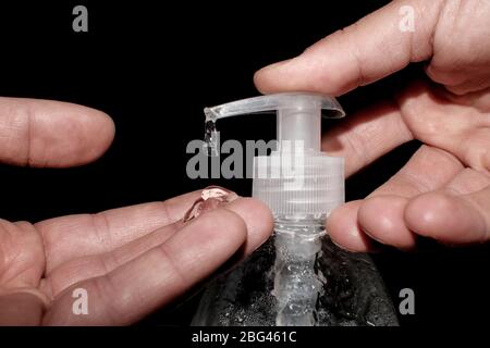 Uomo sanitizzare la mano con alcol dispenser disinfettante per mani, malattia da infezione da virus corona 19 Foto Stock