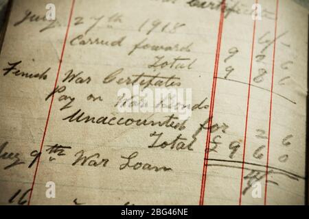 Vecchio notebook con ingresso per l'investimento in un prestito della guerra britannica o Bond nel 1918. Foto Stock