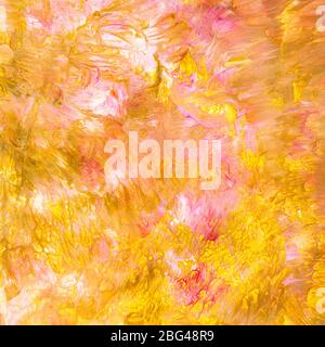 sfondo di carta quadrato colorato da vernici acriliche gialle e rosa Foto Stock