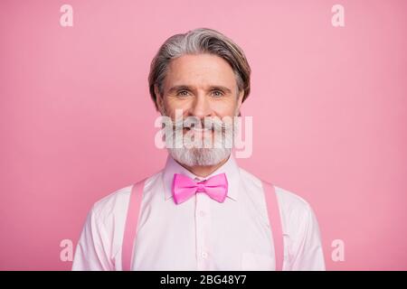 Ritratto primo piano del suo bel bel bel bel bel bel bel bel bel bel bell'allegro allegro grigio-capelli maturo uomo che indossa festal camicia bianca isolato su pastello rosa Foto Stock