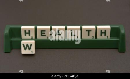 La salute è concetto di ricchezza. Primo piano sulle lettere di legno. Foto Stock