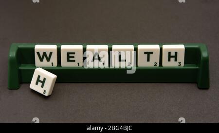 La salute è concetto di ricchezza. Primo piano sulle lettere di legno. Foto Stock