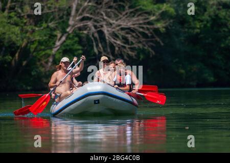 Kayak sul fiume Kolpa (Kupa) in Croazia e Slovenia Foto Stock