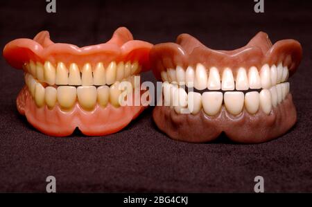 Due serie di protesi complete. Dentature o falsi denti sono realizzati con una base acrilica sulla quale sono montati denti acrilici o ceramici. Le dentiere sono ma personalizzati Foto Stock