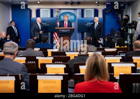 Il presidente degli Stati Uniti Donald Trump risponde a una domanda di un giornalista durante un briefing sull'aggiornamento del coronavirus nella Briefing Room della Casa Bianca il 17 aprile 2020 a Washington, DC. Il presidente è il segretario per l'agricoltura Sonny Perdue, a sinistra, e il vicepresidente Mike Pence, a destra. Foto Stock