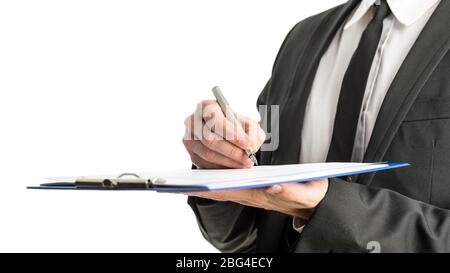 Vista laterale di un uomo d'affari che firma documenti legali su una mappa con penna fontana, isolata su sfondo bianco. Foto Stock