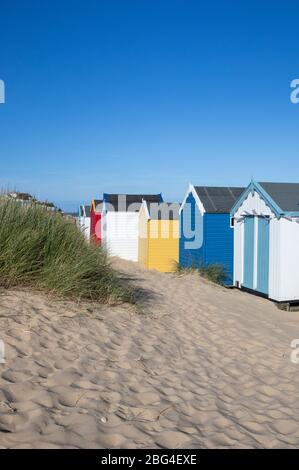 Southwold Beach capanne, Suffolk, Inghilterra, in una giornata di sole Foto Stock