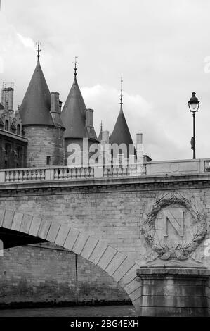 Vista in bianco e nero del ponte Pont au Change sulla Senna con il Palais de la Cite sulla Ile de la Cite sul retro - Parigi, Francia Foto Stock