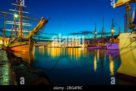 Le navi a vela nel porto durante la tall ships gare Bergen, Norvegia. Vista notturna Foto Stock