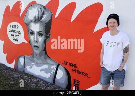 L'artista irlandese emmalene Blake con il suo murale della cantante-cantautrice Robyn a Dublino Sud. L'artista di Dublino ha creato una serie di murales per incoraggiare la gente a rispettare le regole di distanza sociale che caratterizzano artisti come Dua Lipa, Robyn e Cardi B. Foto Stock