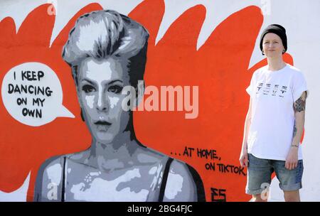 L'artista irlandese emmalene Blake con il suo murale della cantante-cantautrice Robyn a Dublino Sud. L'artista di Dublino ha creato una serie di murales per incoraggiare la gente a rispettare le regole di distanza sociale che caratterizzano artisti come Dua Lipa, Robyn e Cardi B. Foto Stock